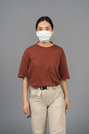 Une jeune femme portant un masque facial