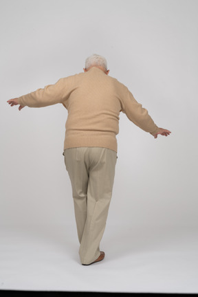 Retrovisione di un vecchio in abiti casual che camminano