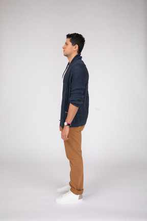 Homem em roupas casuais em pé