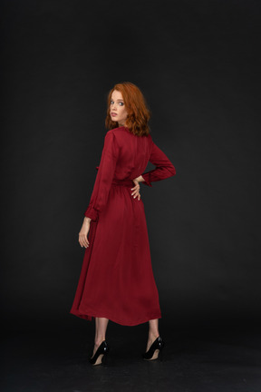 Linda senhora posando de vermelho