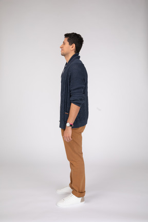 Homem em roupas casuais em pé