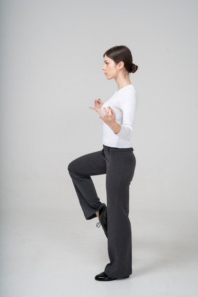 Seitenansicht einer frau, die in meditierender pose steht