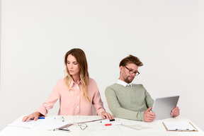 Los arquitectos trabajan en equipo en acción.
