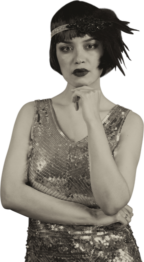 Retrato preto e branco de uma mulher retrô em vestido de lantejoulas