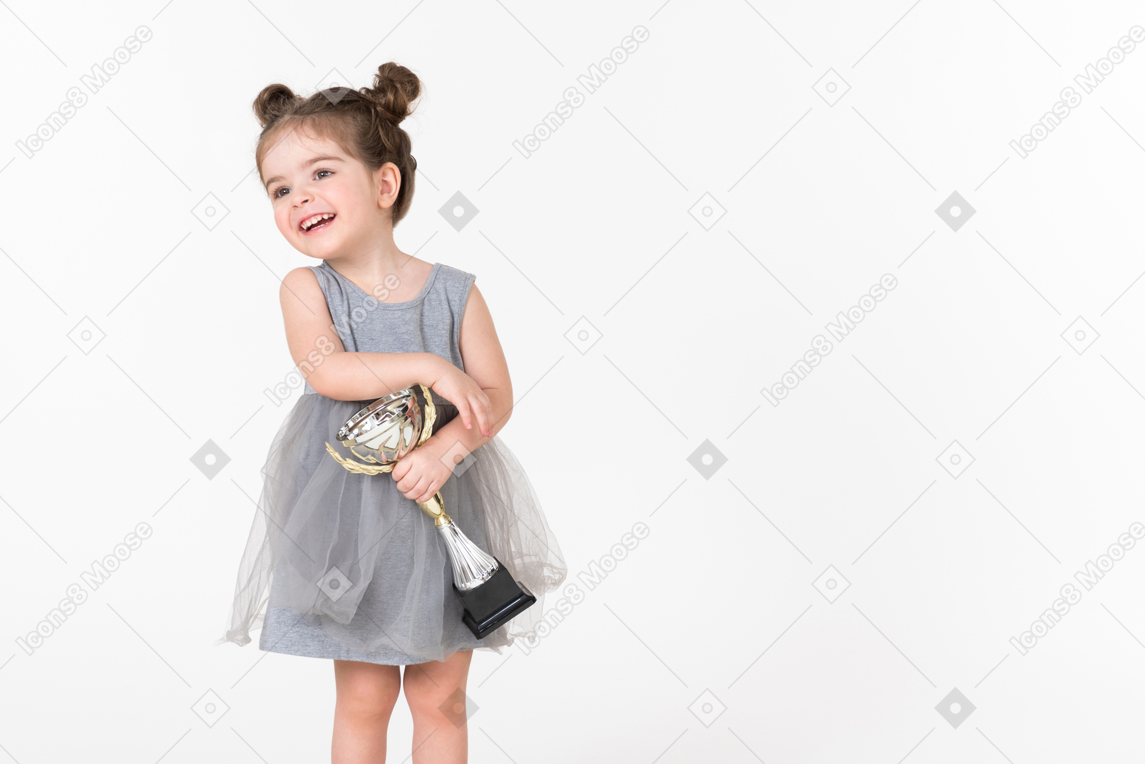 Menina segurando um copo de prêmio